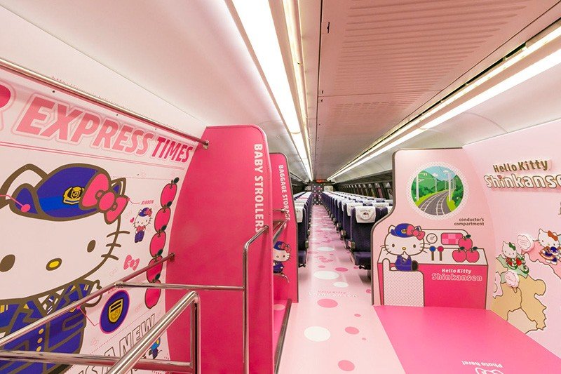 KAWAII! ROOM, en el segundo coche. A la izquierda hay espacio para colocar cochecitos de bebé o maletas.