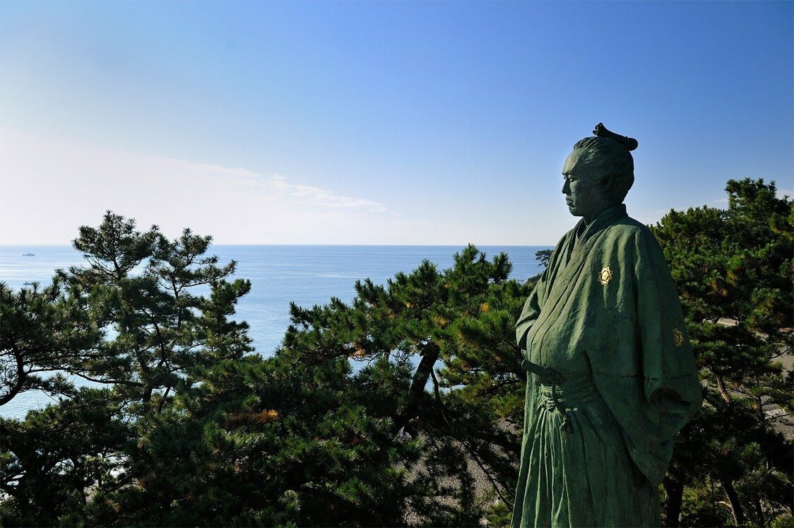 La estatua de Sakamoto Ryōma en Katsurahama. (© PIXTA)