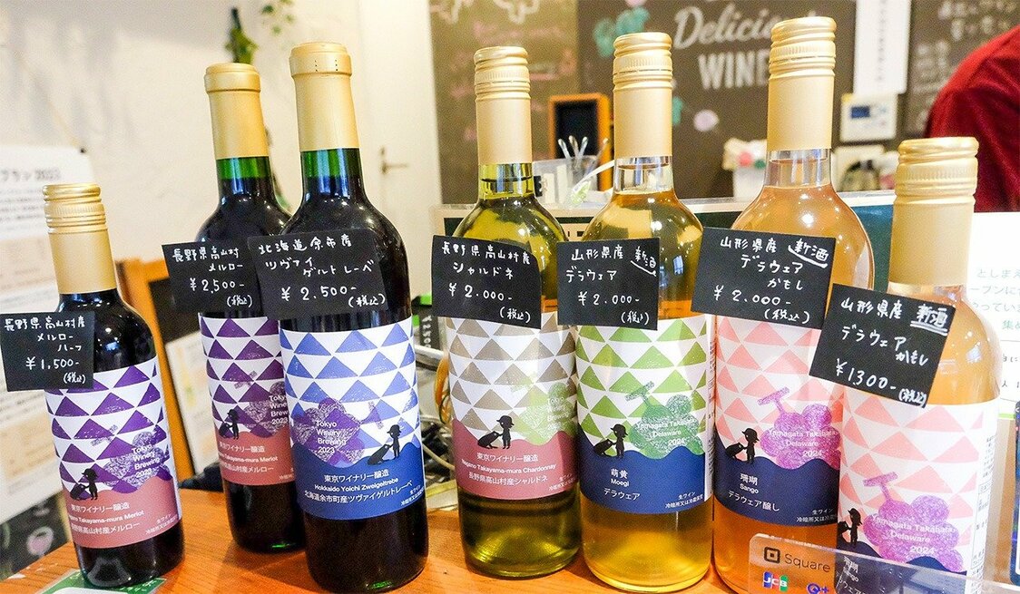 На полках Tokyo Winery можно увидеть вина, изготовленные из винограда, выращенного в Японии. Некоторые из них также можно забрать с собой в собственной посуде (© Косуги Сатоко)