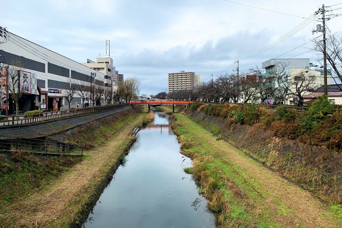 定有堂のすぐそばを流れる袋川