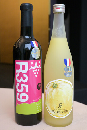 千代結酒造的利口酒「ULTRA YUZU」(右),以及蓬萊山酒莊的紅葡萄酒「R359 SANGOKU」。9月30日攝於巴黎
