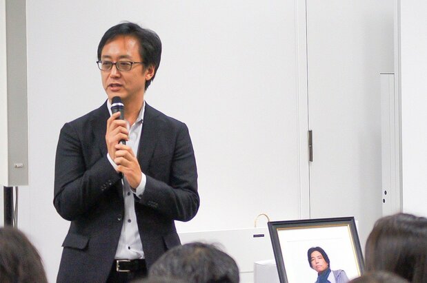 筆者擔任追思會主持人(攝影:nippon.com高橋郁文)