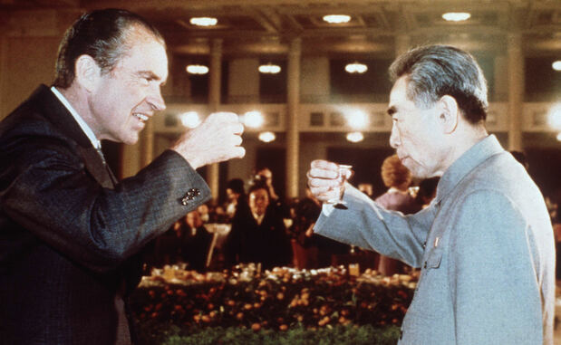 1972年2月25日、北京の人民大会堂での晩さん会で乾杯するニクソン米大統領(左)と中国の周恩来首相(AFP=時事)