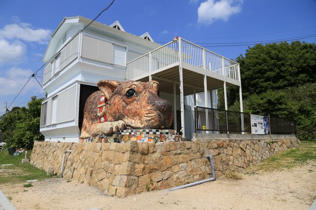 造形作家河埜龍三的作品「犬島的島犬」