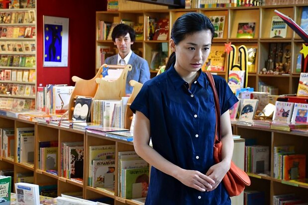 修一と久子(尾野真千子)の関係に、久能(滝藤賢一、左)どう絡んでくるかも『影踏み』の見どころ ©2019「影踏み」製作委員会