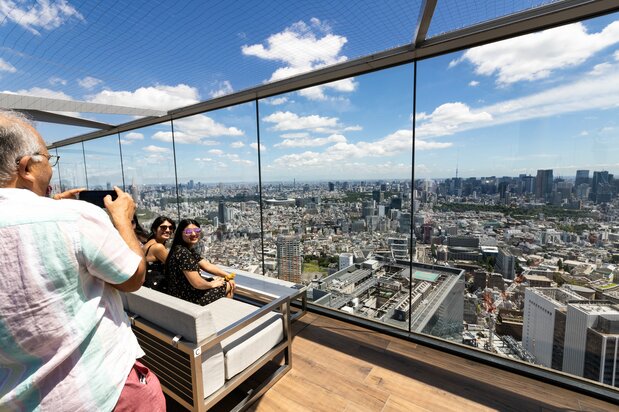 Et n'hésitons pas à profiter du roof top bar à partir de 16 h (pour un temps limité). En dehors des horaires d’ouverture du bar, tout le monde peut utiliser l’espace canapés.