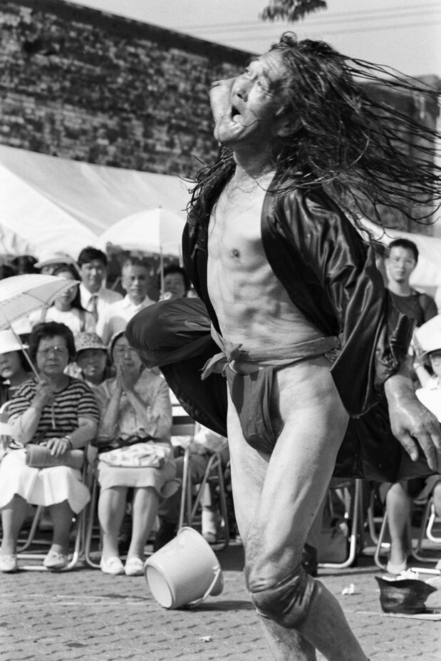 Gilyak danse follement dans le quartier de la baie de Hakodate. (1994)