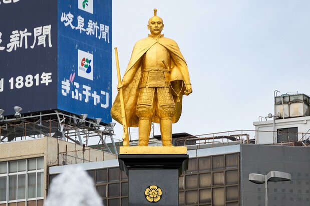Una estatua dorada de Nobunaga frente a la estación de Gifu JR. Fue construida en 2009 con donaciones de los ciudadanos.