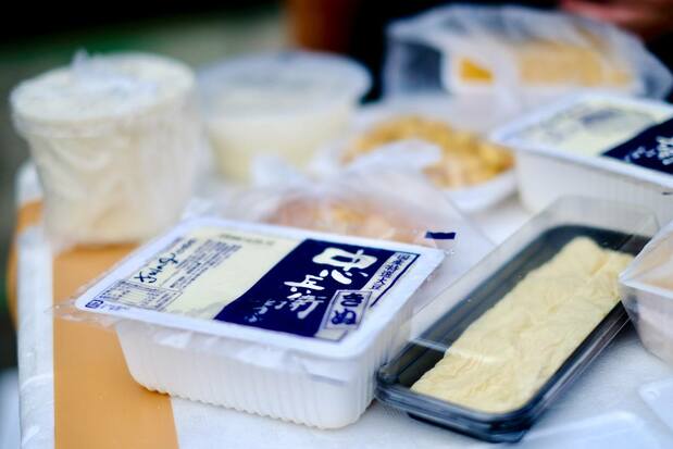 绢豆腐(左)和豆皮(右)(协助:豆富司Mishimaya、摄影:工藤诗织)