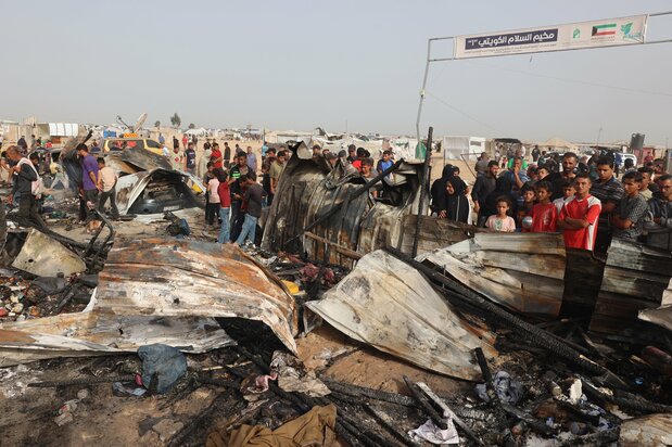 People gather at the site of a displaced persons camp attacked by Israeli forces in Rafah, southernmost Gaza, on May 27, 2024. (© AFP/Jiji)