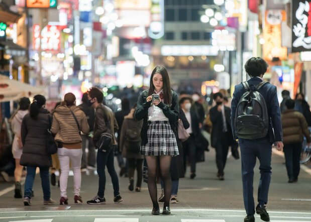 制服姿で「任務」に向かうちさと ©2021「ベイビーわるきゅーれ」製作委員会