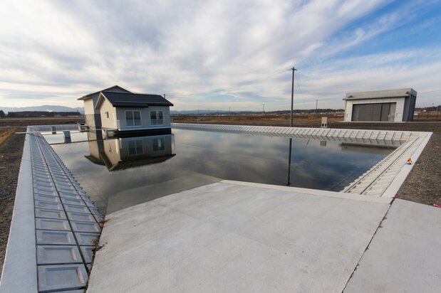 屋外水槽は50×19メートル、全体の水深は70センチ。一部分は水深5メートルまで掘り下げられている