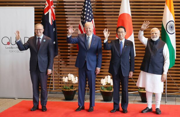 メディアに手を振る(写真左から)オーストラリアのアルバネーゼ首相、米国のバイデン大統領、岸田文雄首相、インドのモディ首相=2022年5月24日(AFP=時事)