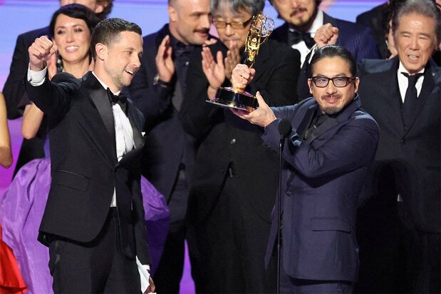 Sanada Hiroyuki receives an Emmy Award for his performance in TV drama series Shōgun on September 15, 2024, Los Angeles. (© Reuters/Mario Anzuoni)