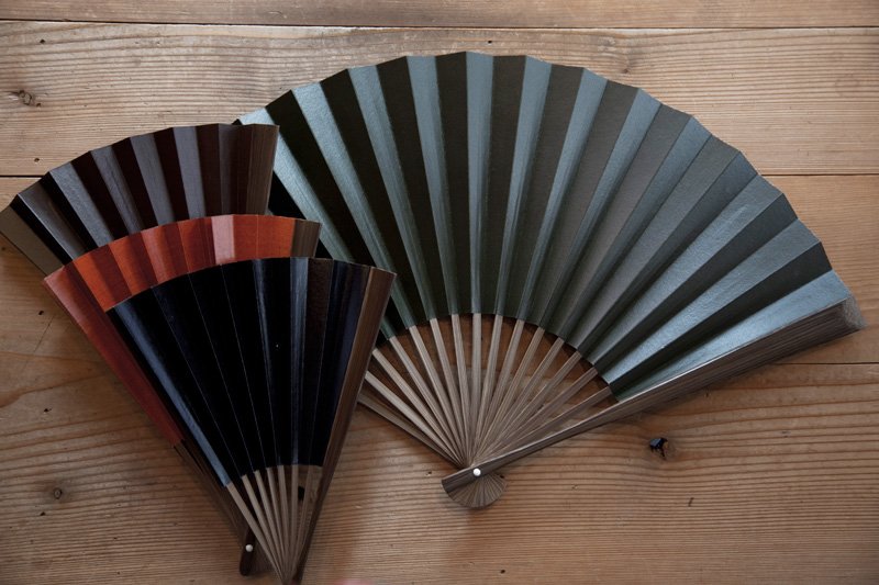 The “shibusen” style fan, whose color results from repeatedly dying using persimmon juice. Samurai once used this type of fan. The small fan (for women) is priced at ¥3,040, and the larger version (for men) is ¥3,460.