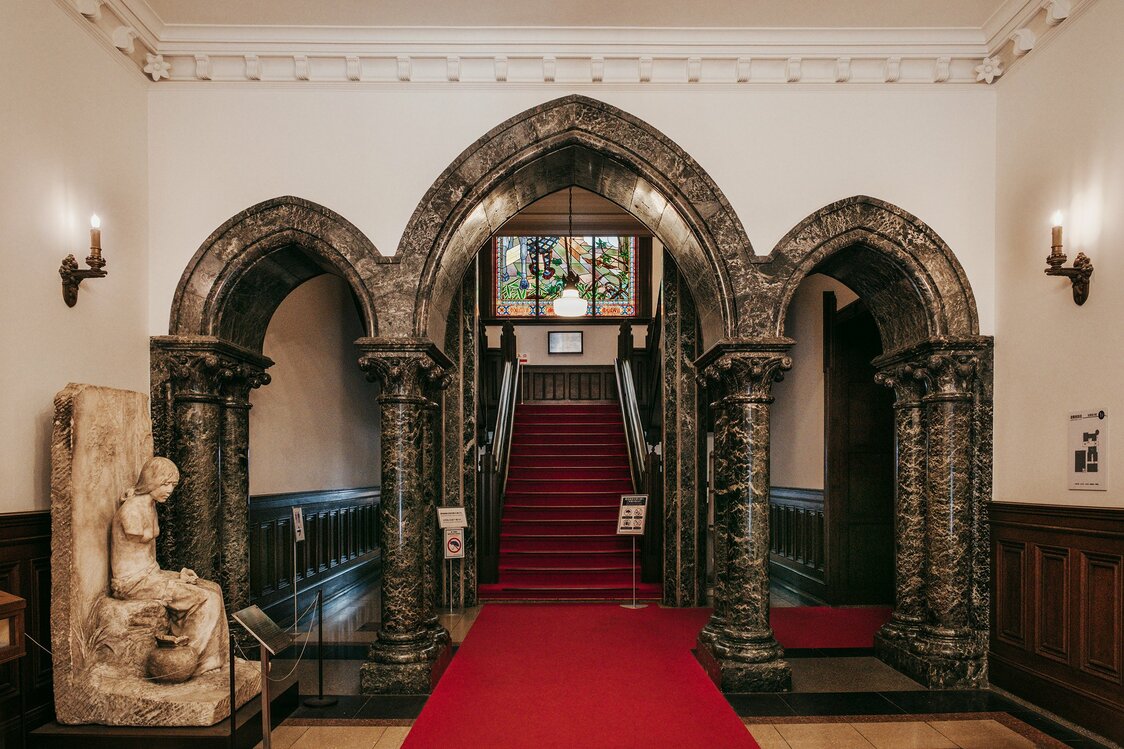 The entrance hall on the ground floor. The marble sculpture of a woman on the left is Tekona, a 1909 work by Kitamura Shikai. (© Kawaguchi Yōko)