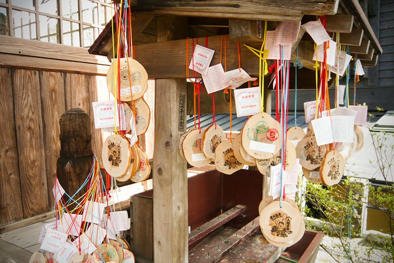 位在黑川溫泉內的溫泉神社，像繪馬般的入湯手形使用後被吊掛在此（PIXTA）