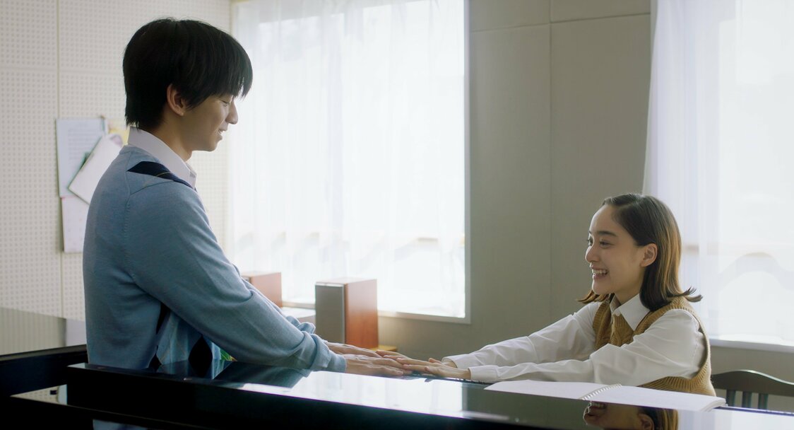 盲学校に通う智は、同級生の増田真奈美（吉田美佳子）にひそかに思いを寄せる　©THRONE / KARAVAN Pictures