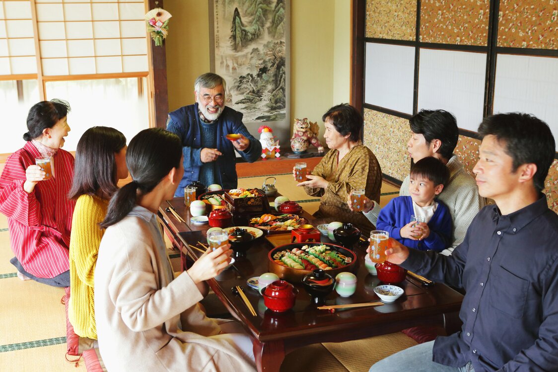 身内同士では部屋の奥から上位順に、上座から見て左→右→左と座る　PIXTA