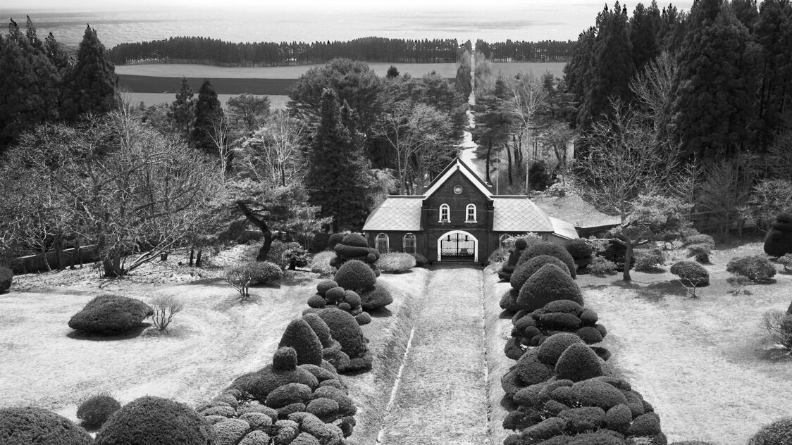 トラピスト大修道院本館3階より一本道をのぞむ光景。中央は正門（2010）