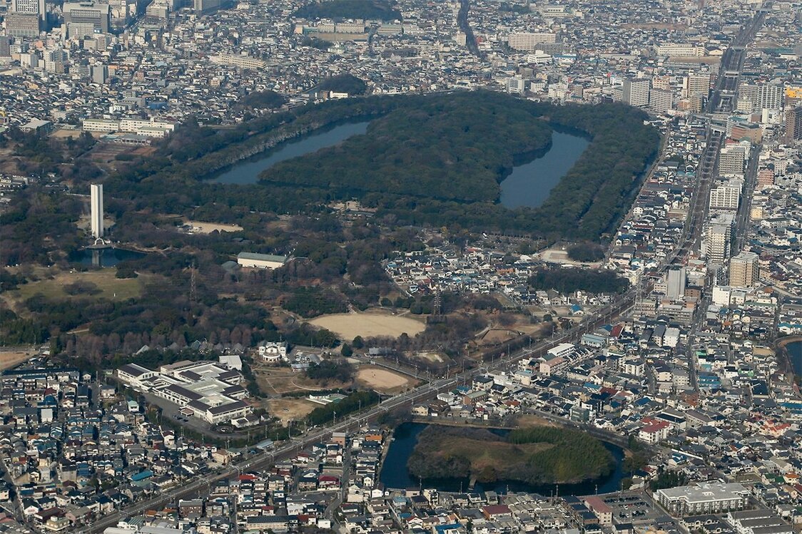 仁徳天皇陵古墳（大仙陵古墳、奥中央）などがある大阪府内の百舌鳥古墳群＝2018年1月（時事）