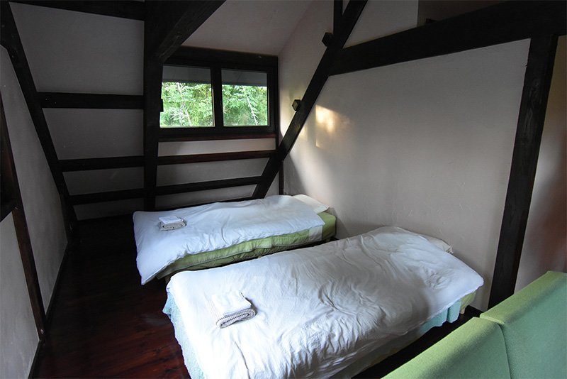 La habitación de la planta superior, con ventanas en tres lados, es muy recomendable por su luz y su buena ventilación.