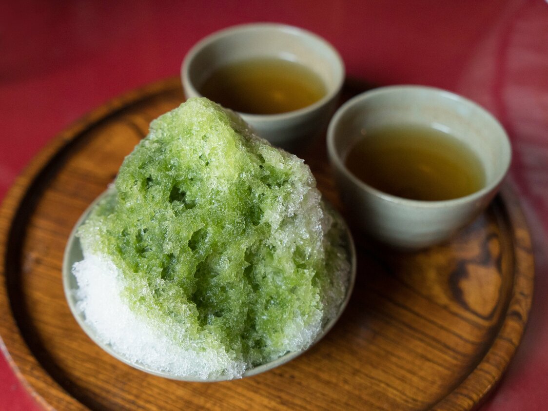 夏季限定の赤福氷は520円。抹茶蜜のかかったかき氷の中に、特製の餡と餅が入っている
