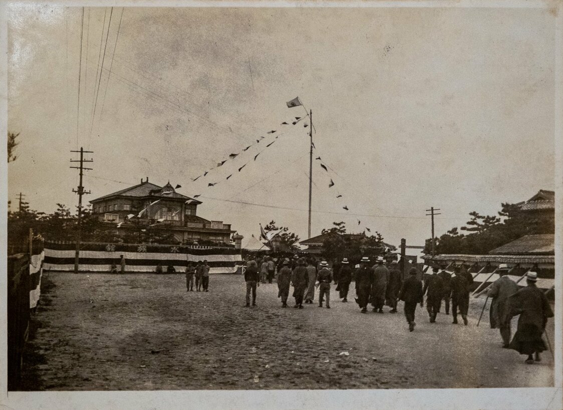 El edificio fue financiado por notables locales y construido como “lugar permanente para que los ciudadanos lo disfruten para siempre” - 24 de marzo de 1910, fecha de inauguración del acuario. (Cortesía de Hanada Noriko)