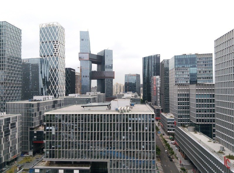 深圳湾ソフトウェア産業基地。正面奥の2つのタワーが連絡通路でつながれた建物が、テンセント新本社ビル（伊藤写す）