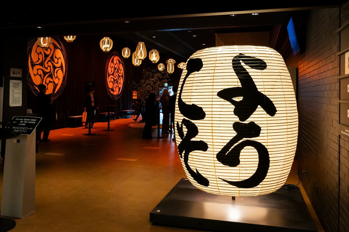 休息区入口的灯笼与内部的巨型暖帘，瞬间把人带入传统文化的世界