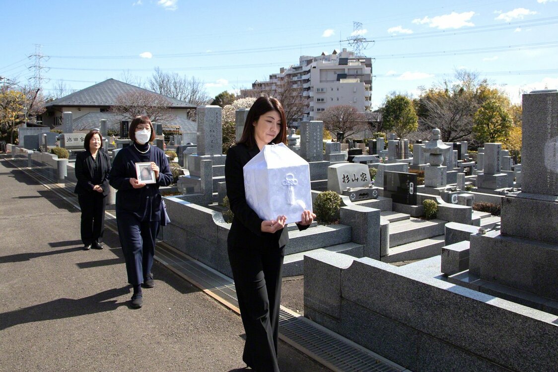 El personal transporta cuidadosamente los restos de la persona que tenía contratado el servicio de apoyo póstumo y asiste al funeral.