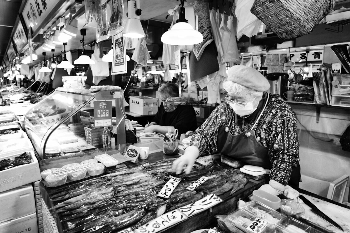 富田鮮魚店のイカ一筋50年のおばあちゃん（2021）