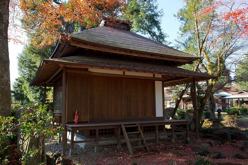 静寂の中に立つ誠意軒。中は茶室風になっており、歴代当主は心身を清めて篭り、黙々と製薬に励んだ