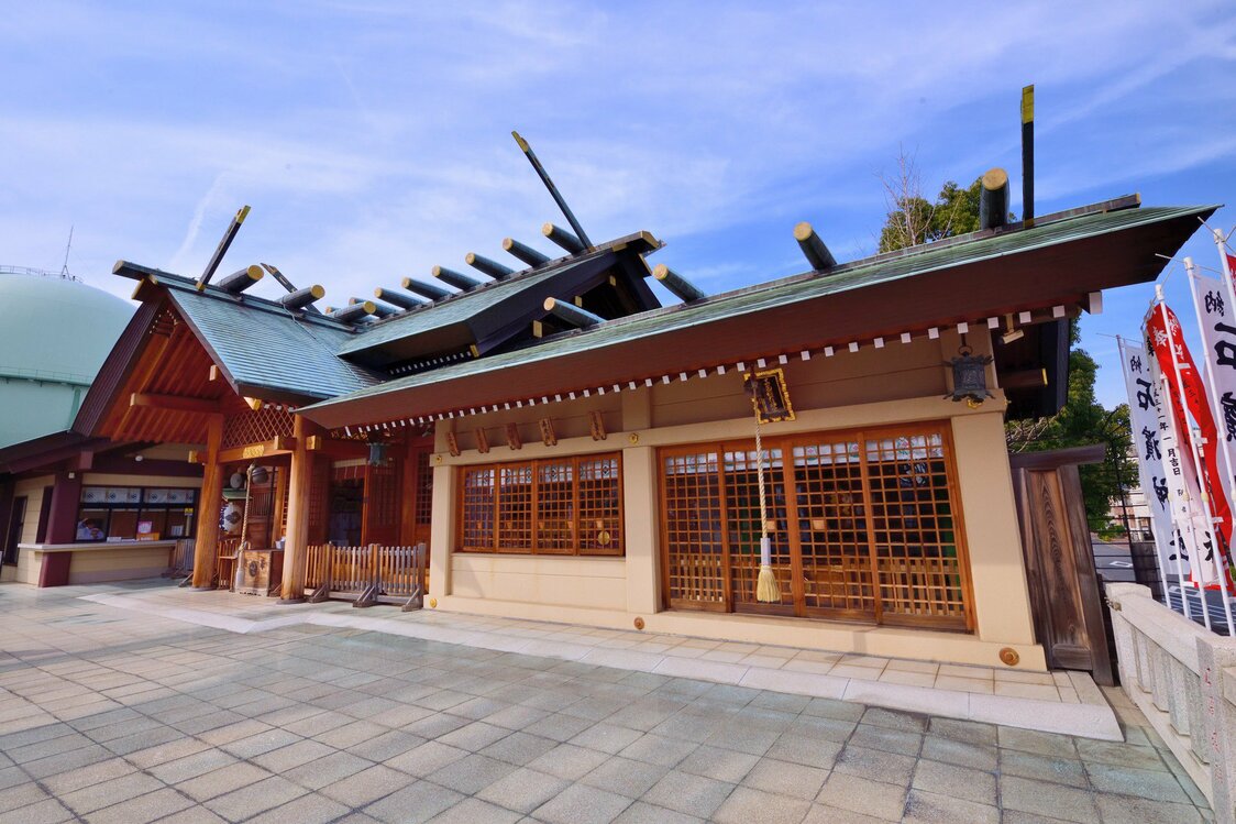 現在の石浜神社本殿。右端にある摂社・真先稲荷側から撮影した。真先稲荷の向かい、一段低い場所に招来稲荷がある。