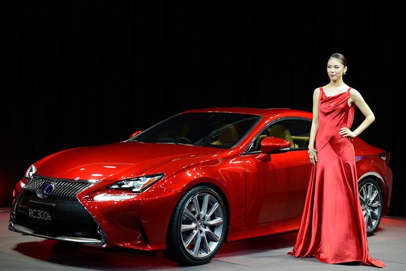 Le nouveau coupé de sport « Lexus RC » est proposé dans deux versions dont l’une fonctionne avec un moteur à essence et l’autre avec un moteur hybride.
