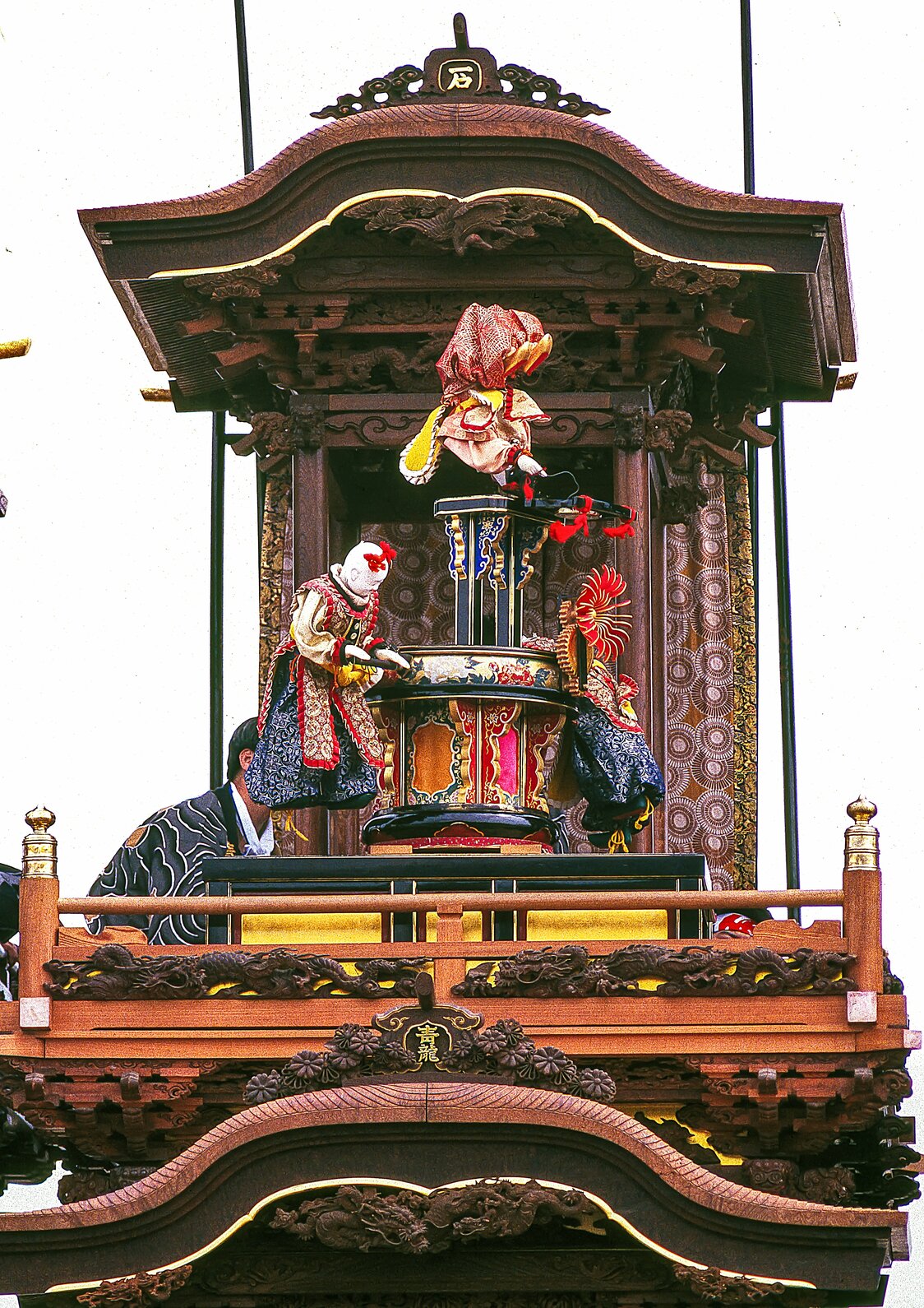 本物の雑技さながらの華麗な曲芸