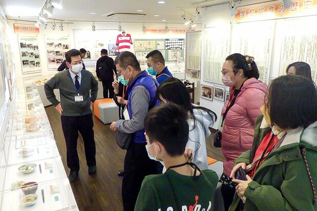 学校給食の歴史についての展示を見学する台湾・台北市の給食関係者ら(学校給食歴史館提供)