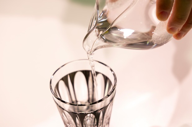 滑り止めになるよう絶妙な位置に切子細工を施した片口。注ぎ口は、水滴が垂れないように工夫した角度