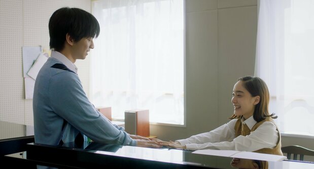 盲学校の同級生、増田真奈美(吉田美佳子)が弾くピアノを聴くのが喜びだった智 ©THRONE / KARAVAN Pictures