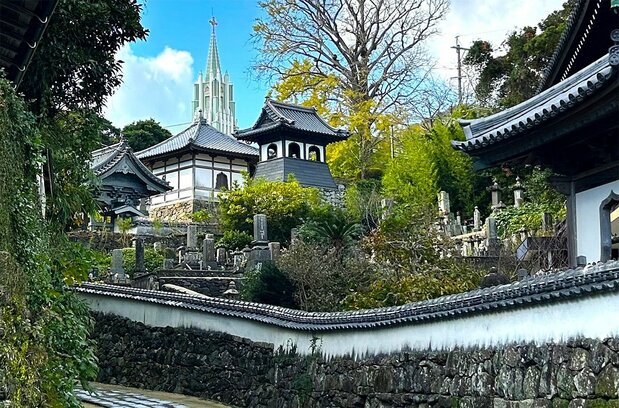 St. Francis Xavier Memorial Church and nearby Buddhist temples in Hirado. (© Amano Hisaki)