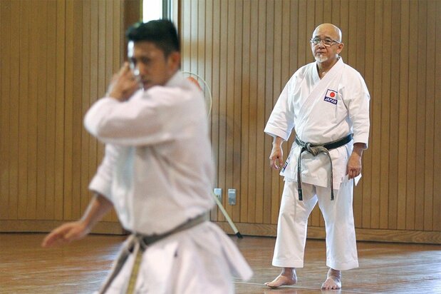 Sakumoto Tsuguo entraîne Kiyuna Ryô.