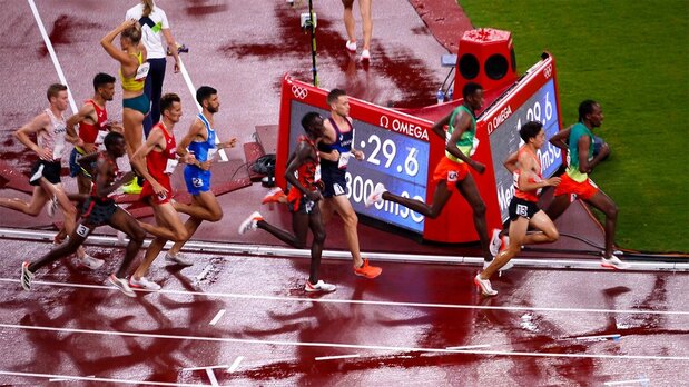 男子3000メートル障害で力走する三浦龍司選手(右から2番目)、決勝では7位入賞した(山本浩氏提供)