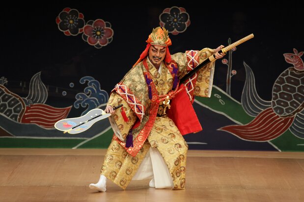 Escena de la obra Nidōtekiuchi, una de las piezas emblemáticas del teatro kumiodori. Los hijos del difunto Gosamaru, prototipo del vasallo leal, vengan la muerte de su padre, una historia ficticia basada en hechos reales relacionados con la sublevación contra el poder real protagonizada por Amawari en el siglo XV. (Imagen cortesía de Teatro Nacional Okinawa.) 