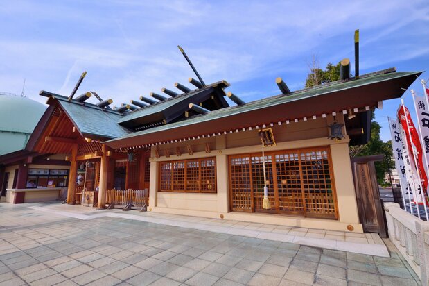 現在の石浜神社の本殿。右端にある真先稲荷側から撮影した