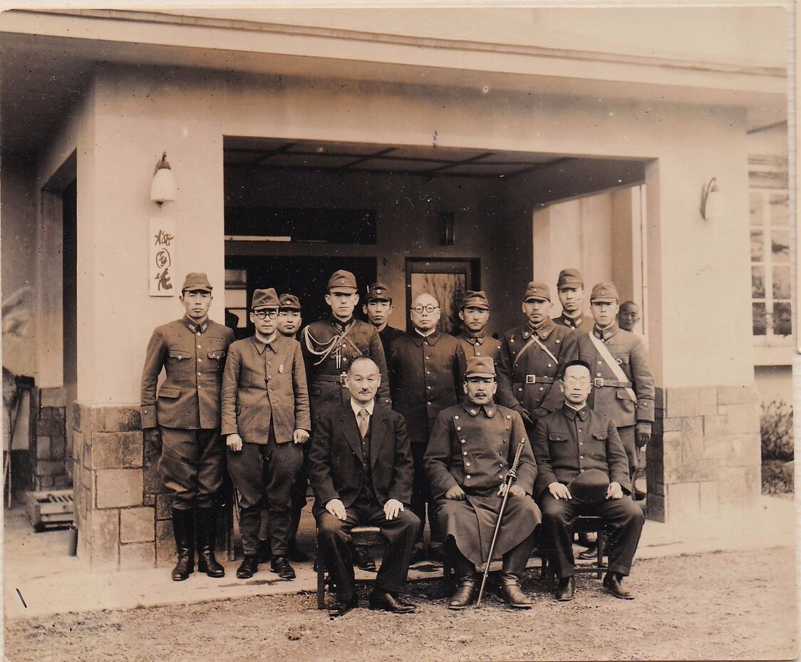 El teniente general Higuchi (primera fila, centro) durante una visita de inspección a las unidades militares japonesas estacionadas en Karafuto (actual Sajalín), en octubre de 1944. Higuchi era entonces comandante de la V Región Militar, con base en Sapporo. (Cortesía de Higuchi Ryūichi)