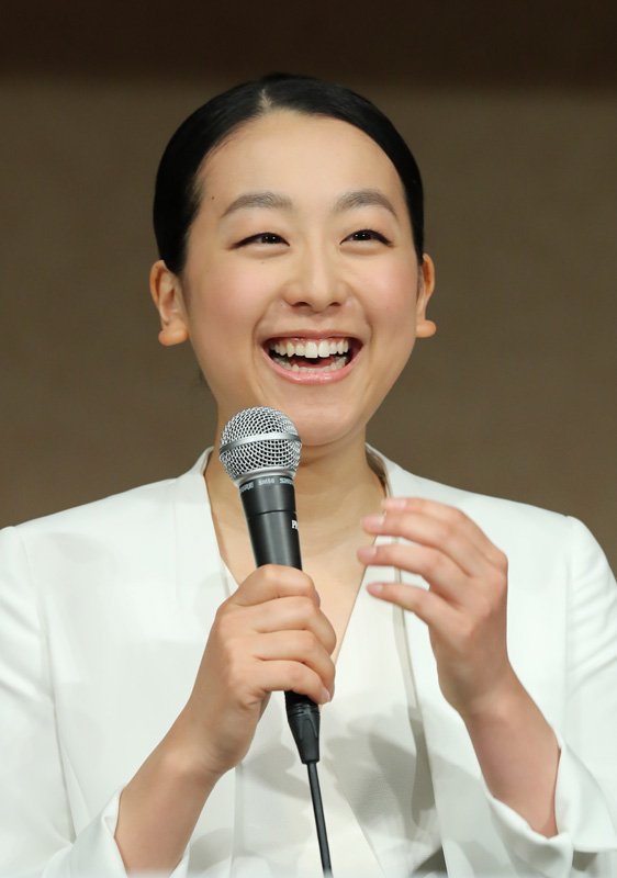 La patinadora artística Asada Mao habla en una rueda de prensa el 12 de abril en Tokio después de anunciar su retirada. (© Jiji)