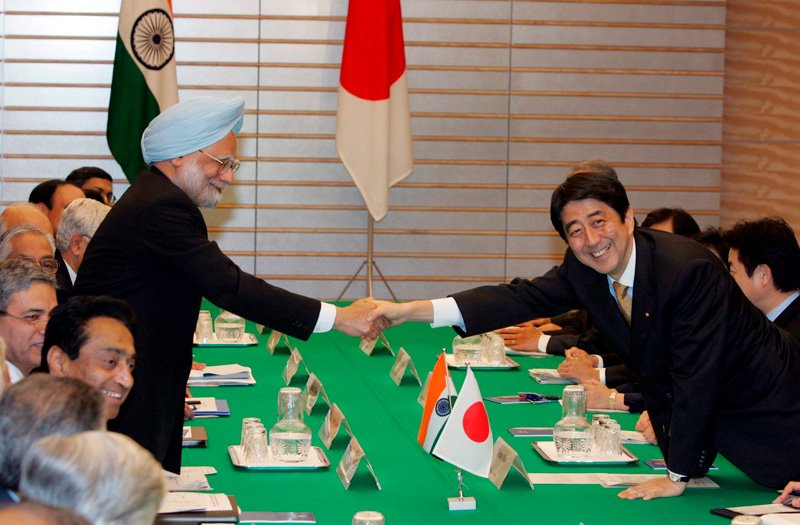 マンモハン・シン印首相と会談する安倍晋三首相。