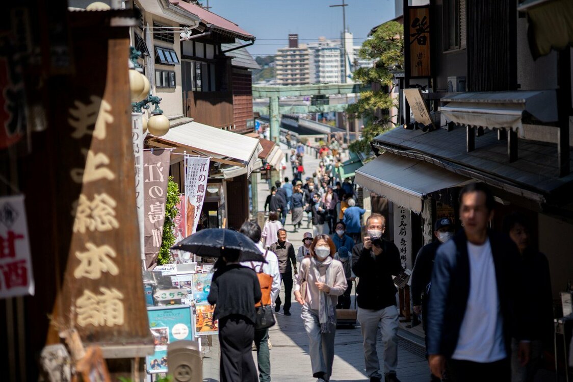 Nakamise-dōri y el pórtico torii de bronce verde. (© Benjamin Parks)