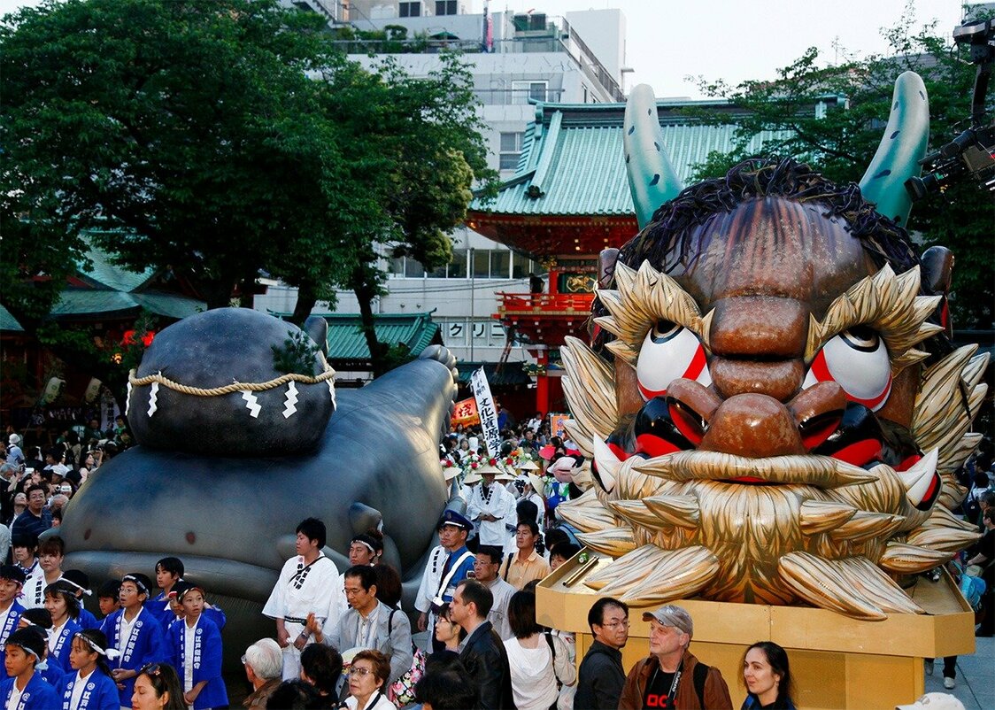 “神田祭”上的酒吞童子（右）（一种强大的妖怪），大鲶（左）及其头上的神石。在江户的民间传说中，地震是由大鲶暴走引起的，神石用于镇住大鲶（东京千代田区，5月中旬）