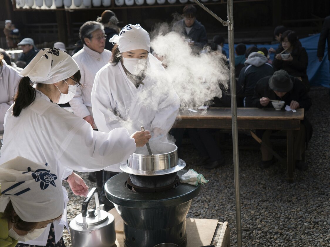 御香宮神社の境内で、邪気を払い万病を除くといわれる七草粥が振る舞われる